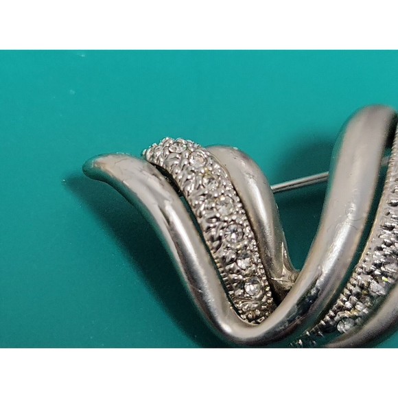 Vintage Silver Tone Rhinestone Pave Wave V Triple Strand Pin Brooch Beautiful - Picture 2 of 9